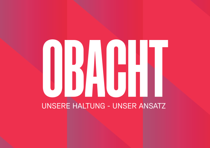 Grafisches Banner mit einem roten Hintergrund, der in verschiedene Schattierungen von Rot mit geometrischen Formen unterteilt ist. In großen weißen Buchstaben steht "OBACHT" in der Mitte des Bildes. Darunter in kleinerer Schrift "UNSERE HALTUNG - UNSER ANSATZ"