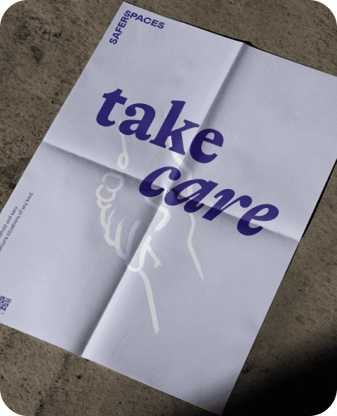 Eine Nahaufnahme des Rückens einer Person ist zu sehen. Diese trägt eine Jeansweste mit einem Aufnäher, auf dem ein lila Regenschirm, „Reeperbahn Festival“ und darunter „Awareness“ steht.