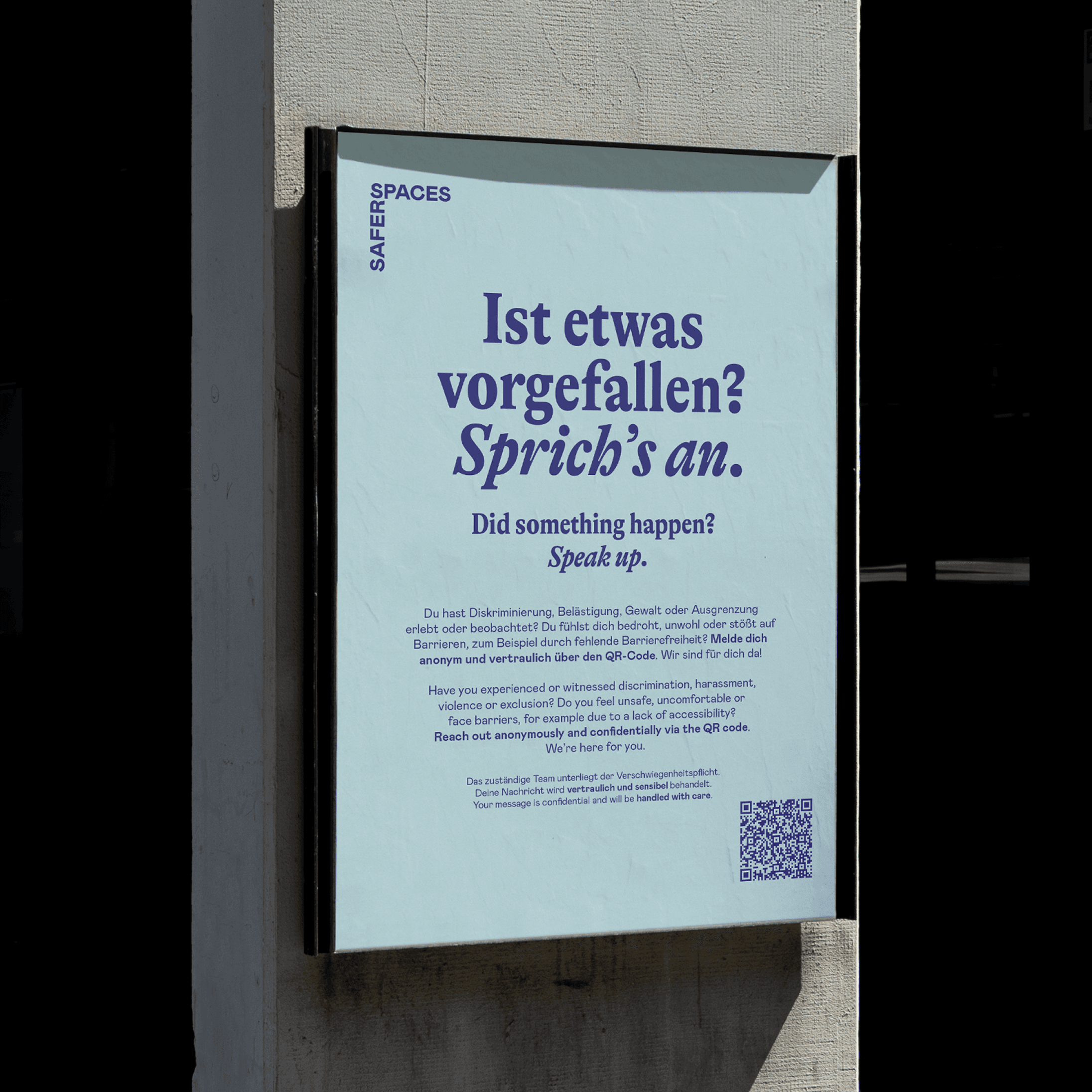 Person hält ein Smartphone mit geöffnetem Rapid-Report-Meldekanal.